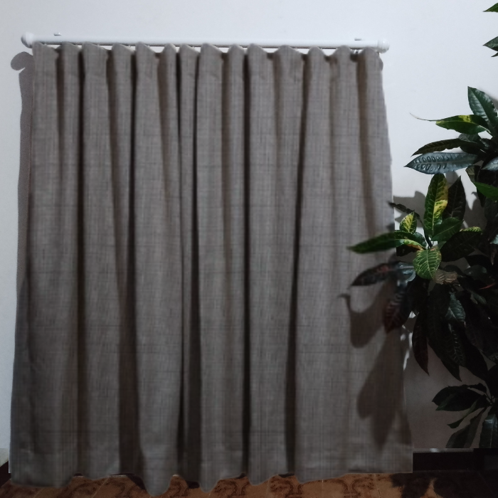 Cortina na prega de ilhós no deslizante – Coleção Alba